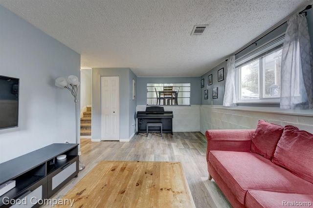 2410 E Lincoln Avenue, Royal Oak, MI 48067