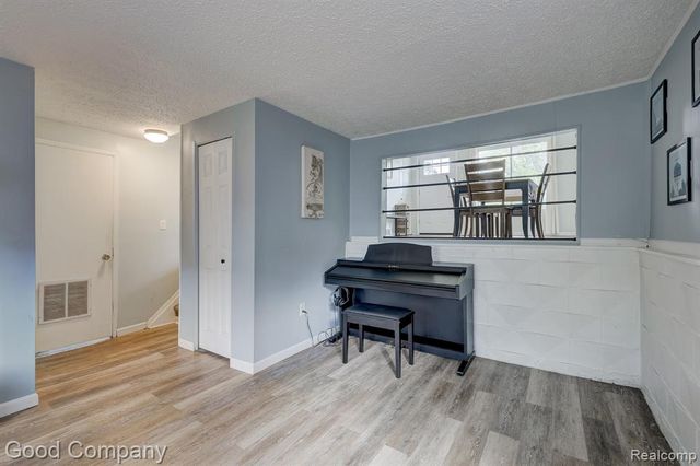 2410 E Lincoln Avenue, Royal Oak, MI 48067