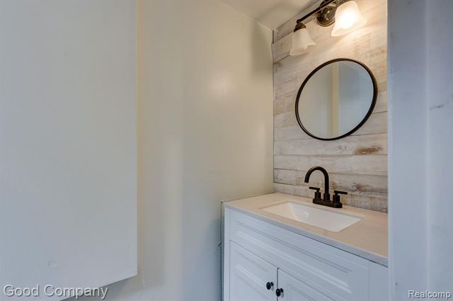2410 E Lincoln Avenue, Royal Oak, MI 48067