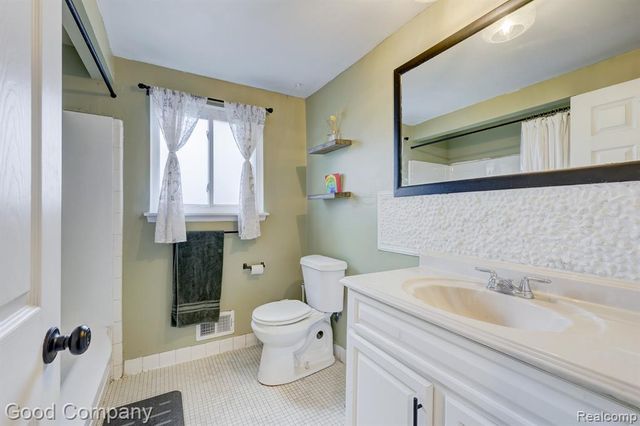 2410 E Lincoln Avenue, Royal Oak, MI 48067