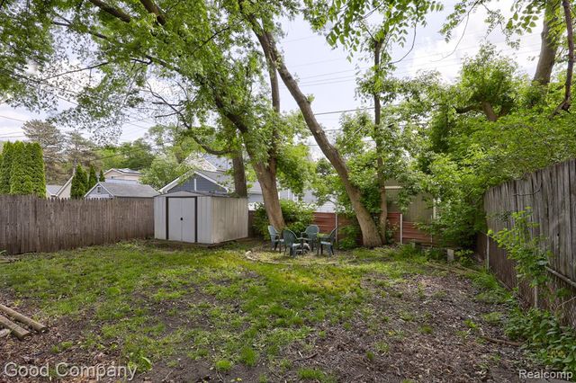 2410 E Lincoln Avenue, Royal Oak, MI 48067