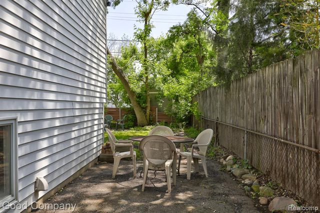 2410 E Lincoln Avenue, Royal Oak, MI 48067