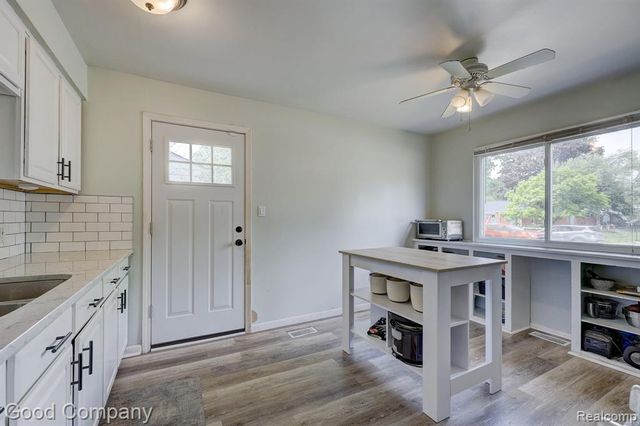 2410 E Lincoln Avenue, Royal Oak, MI 48067