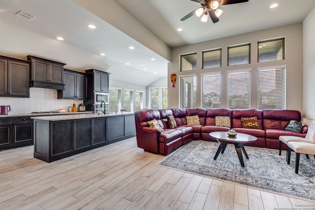 1607 Hallettsville, San Antonio, TX 78253