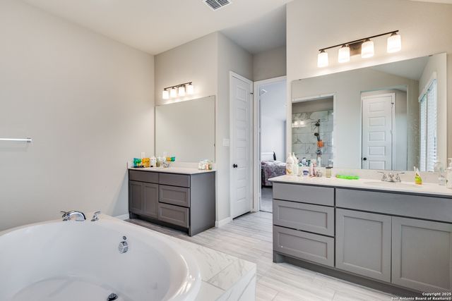 1607 Hallettsville, San Antonio, TX 78253