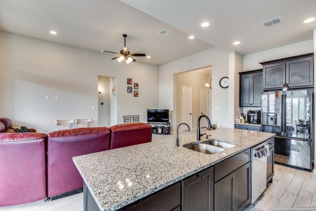 1607 Hallettsville, San Antonio, TX 78253