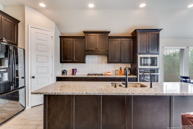 1607 Hallettsville, San Antonio, TX 78253