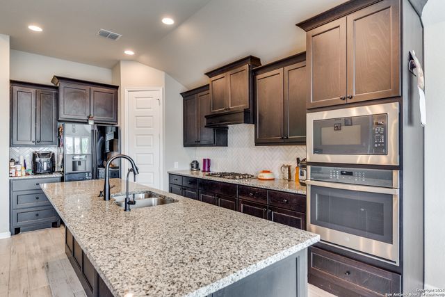 1607 Hallettsville, San Antonio, TX 78253