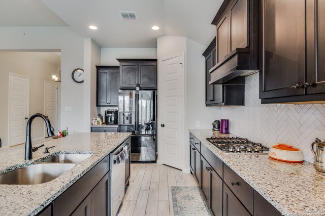 1607 Hallettsville, San Antonio, TX 78253