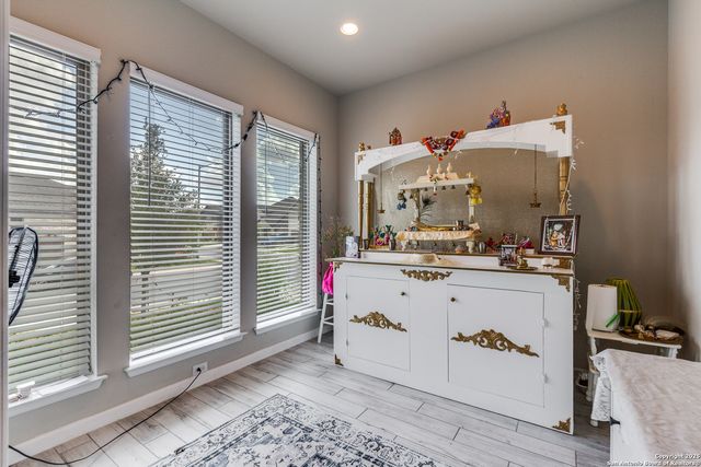 1607 Hallettsville, San Antonio, TX 78253