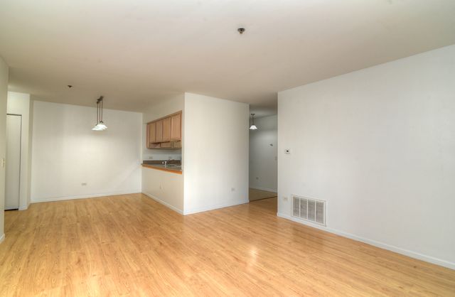 881 North Swift Road 105, Addison, IL 60101