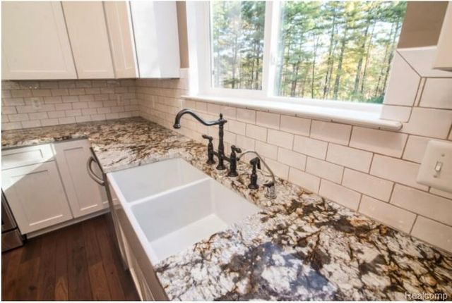 5927 Nottingham Point, Brighton, MI 48116