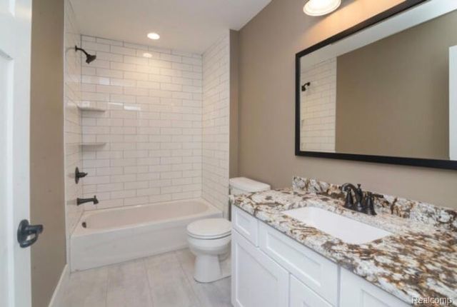 5927 Nottingham Point, Brighton, MI 48116