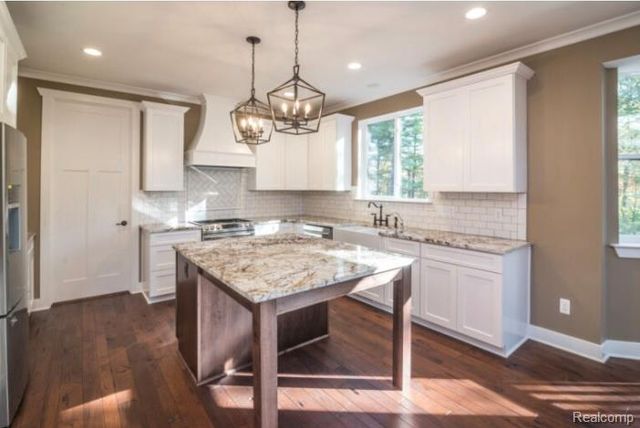 5927 Nottingham Point, Brighton, MI 48116