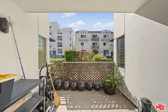 3061 W 12th Place 102, Los Angeles, CA 90006
