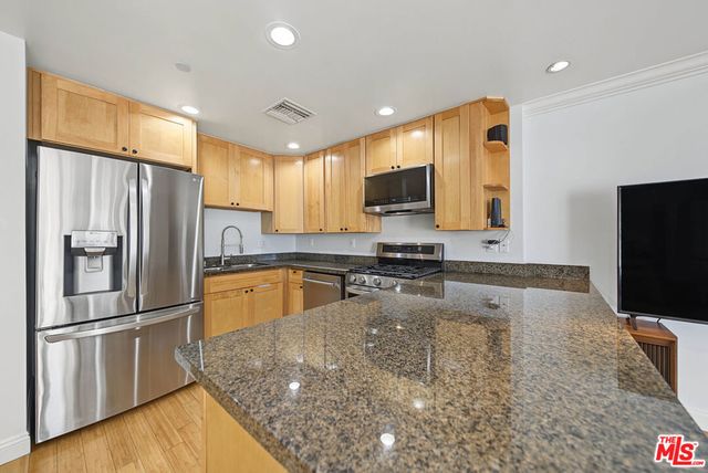 3061 W 12th Place 102, Los Angeles, CA 90006
