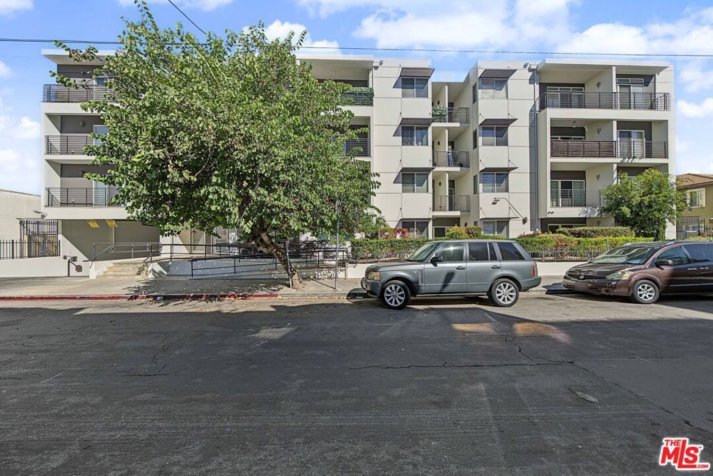 3061 W 12th Place 102, Los Angeles, CA 90006