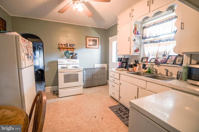 82 MAIN ST, Pennsburg, PA 18073