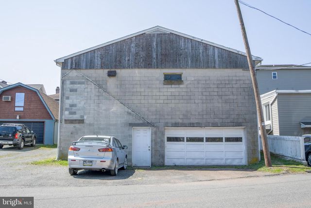 82 MAIN ST, Pennsburg, PA 18073