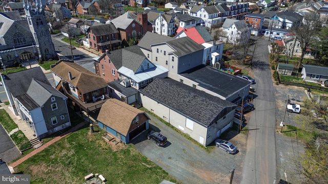82 MAIN ST, Pennsburg, PA 18073