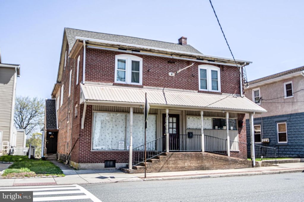 82 MAIN ST, Pennsburg, PA 18073