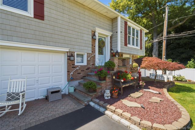 50 Amsterdam Road, Smithtown, NY 11787