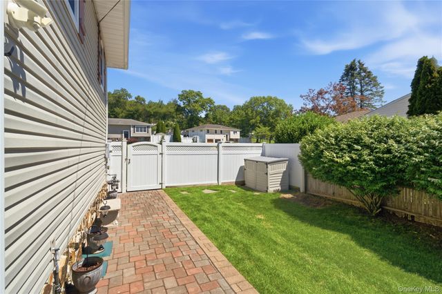 50 Amsterdam Road, Smithtown, NY 11787