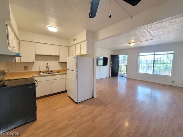 585 South Royal Crest Circle 7, Las Vegas, NV 89169