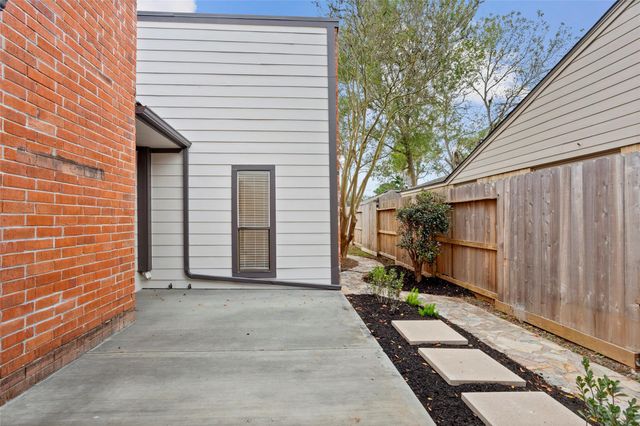 15818 Dunmoor, Houston, TX 77059