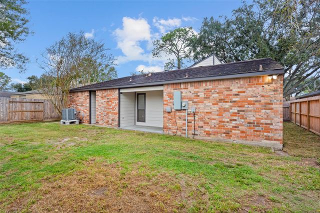 15818 Dunmoor, Houston, TX 77059