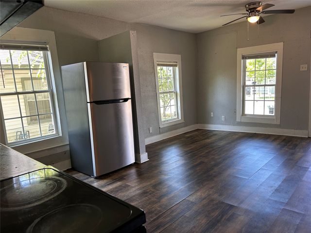 615 S Throckmorton Street, Sherman, TX 75090