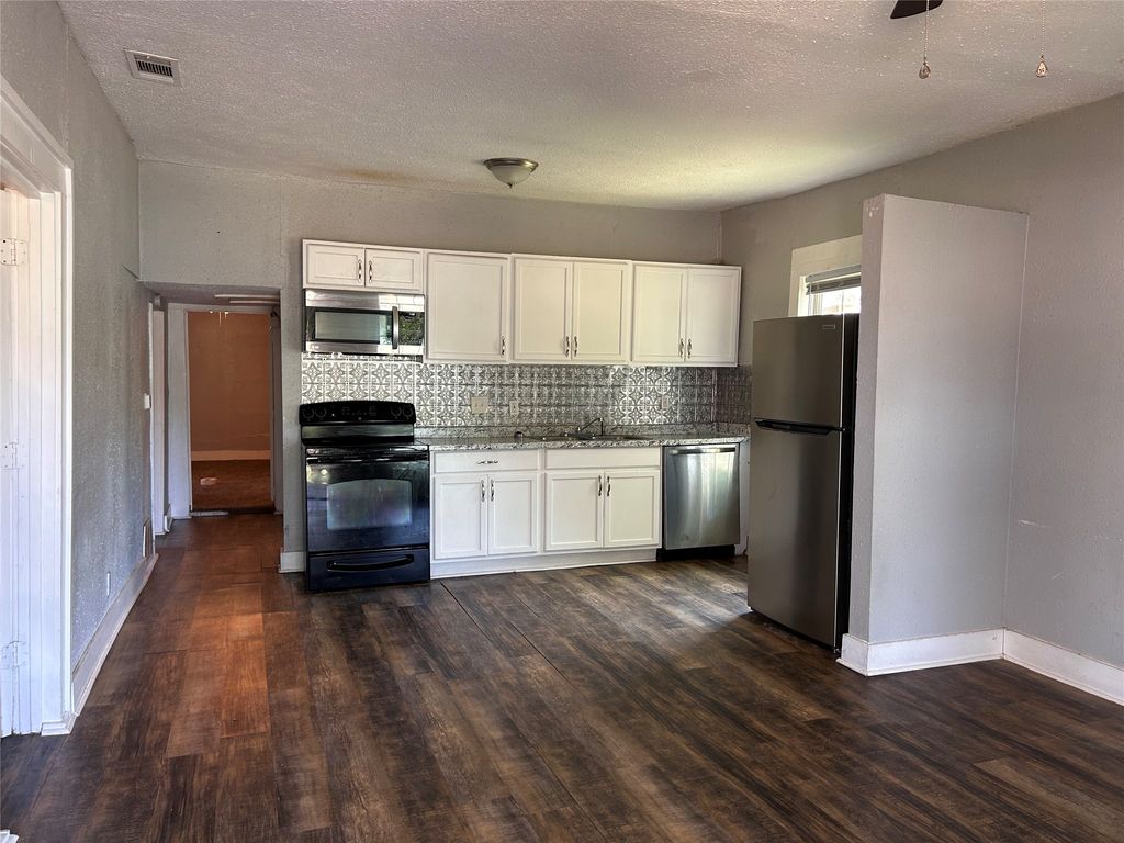 615 S Throckmorton Street, Sherman, TX 75090