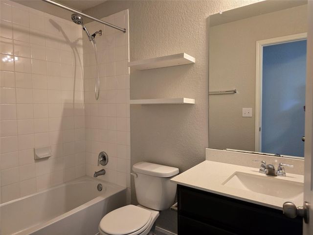 101 Stellamar DR, Hutto, TX 78634