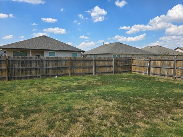 101 Stellamar DR, Hutto, TX 78634