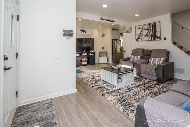 1313 N Jenison Avenue, Lansing, MI 48915