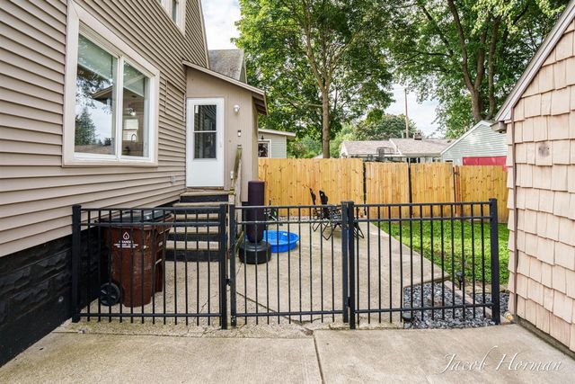 1313 N Jenison Avenue, Lansing, MI 48915