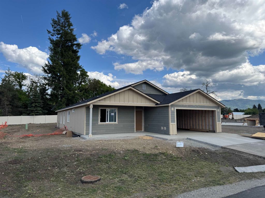 5 S RIVISTA Ln, Greenacres, WA 99016