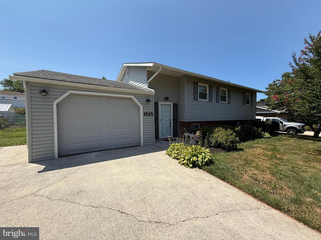 1515 SPRING GARDEN DR, Middletown, PA 17057
