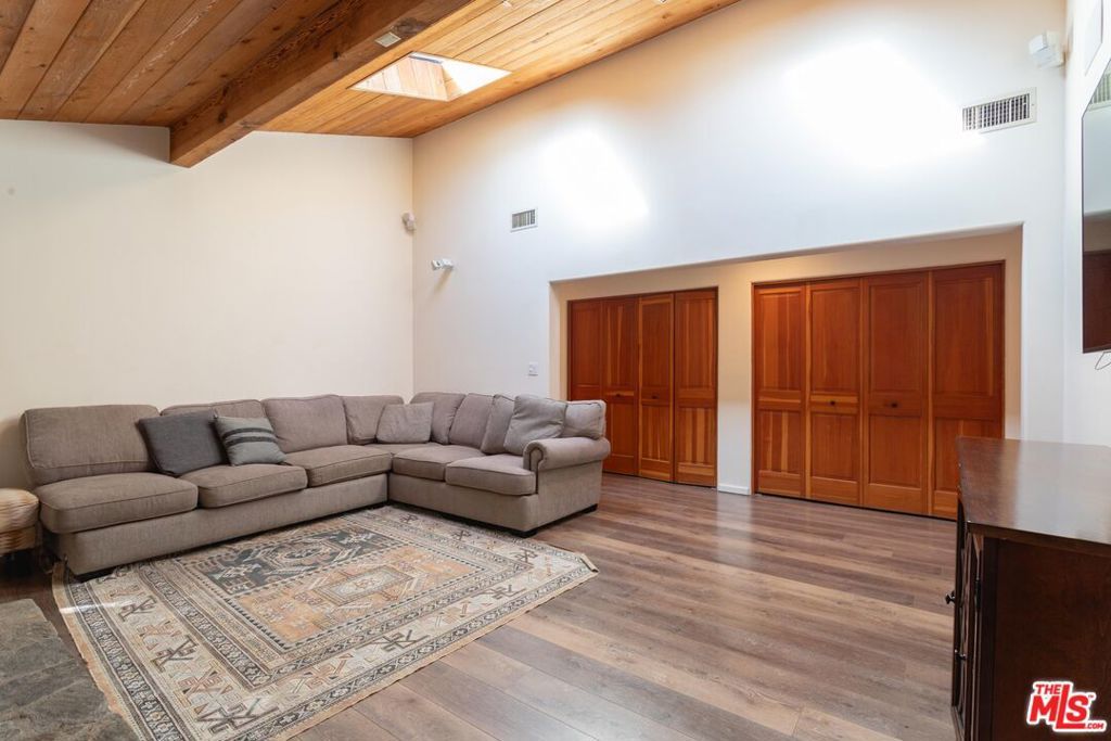 Image 12 of property listing at 3825 Malibu Country Drive, Malibu, CA 90265