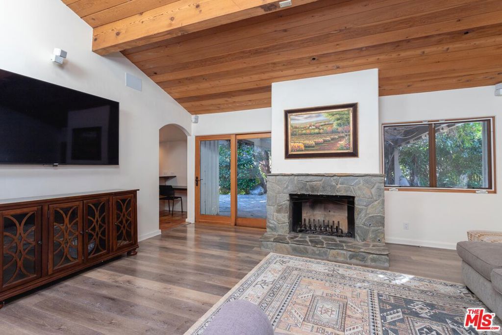 Image 14 of property listing at 3825 Malibu Country Drive, Malibu, CA 90265