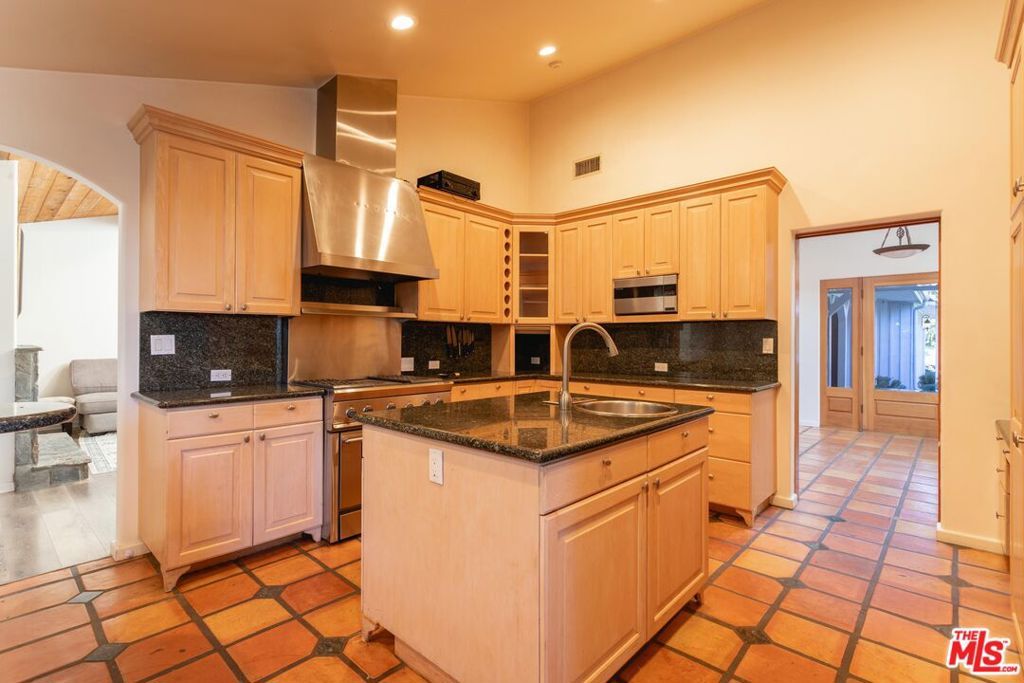 Image 15 of property listing at 3825 Malibu Country Drive, Malibu, CA 90265