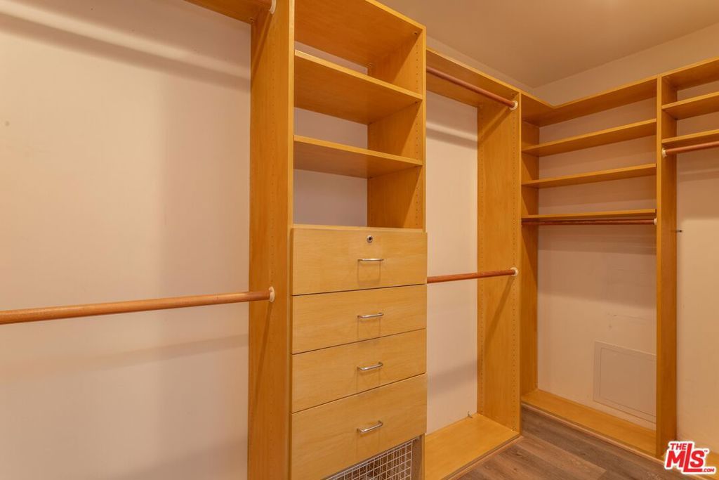 Image 22 of property listing at 3825 Malibu Country Drive, Malibu, CA 90265