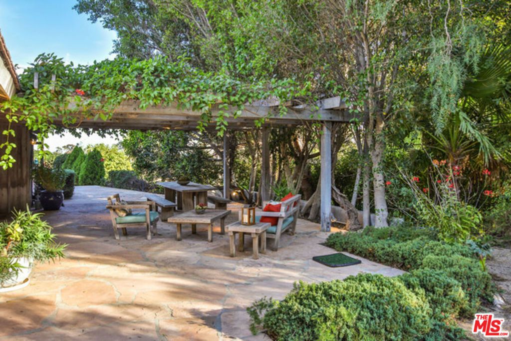 Image 23 of property listing at 3825 Malibu Country Drive, Malibu, CA 90265