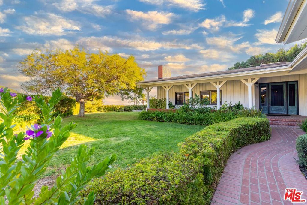 Image 26 of property listing at 3825 Malibu Country Drive, Malibu, CA 90265