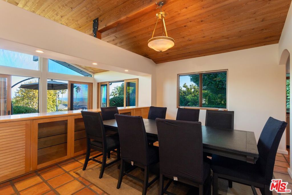 Image 3 of property listing at 3825 Malibu Country Drive, Malibu, CA 90265