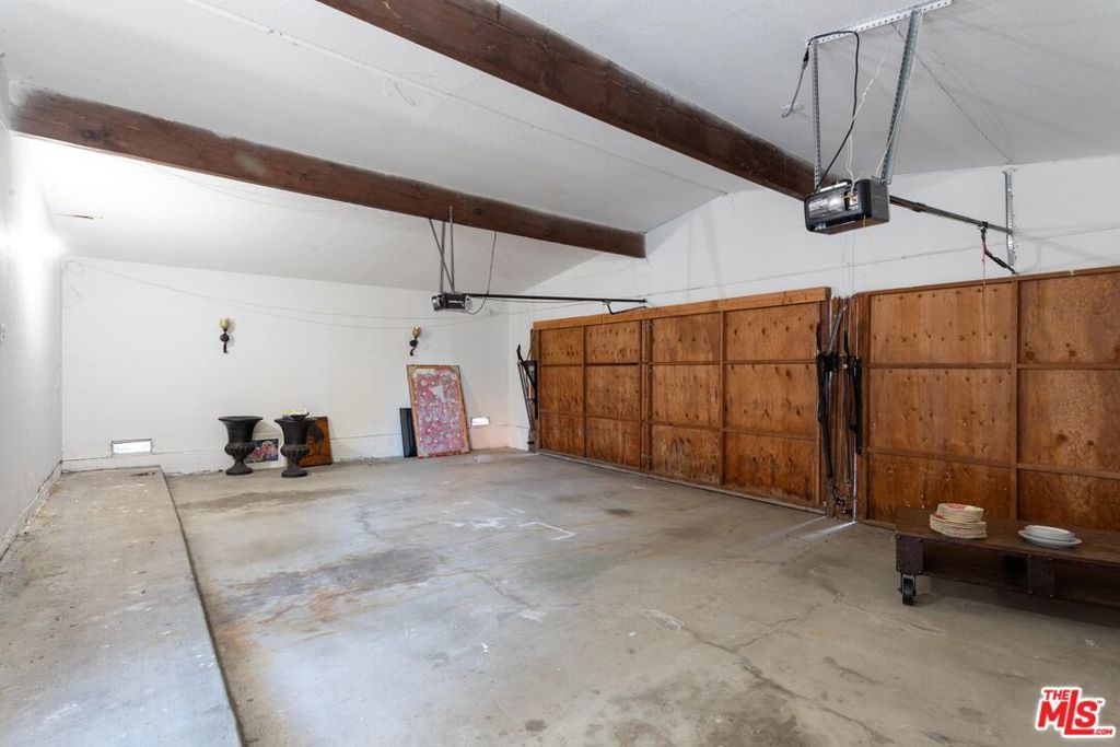 Image 30 of property listing at 3825 Malibu Country Drive, Malibu, CA 90265