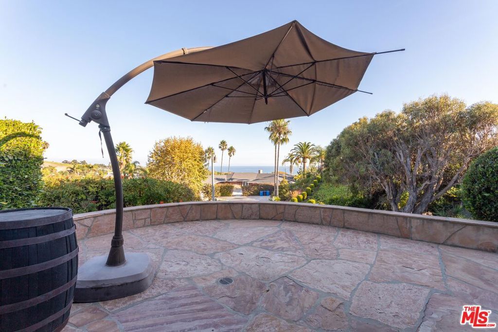 Image 4 of property listing at 3825 Malibu Country Drive, Malibu, CA 90265