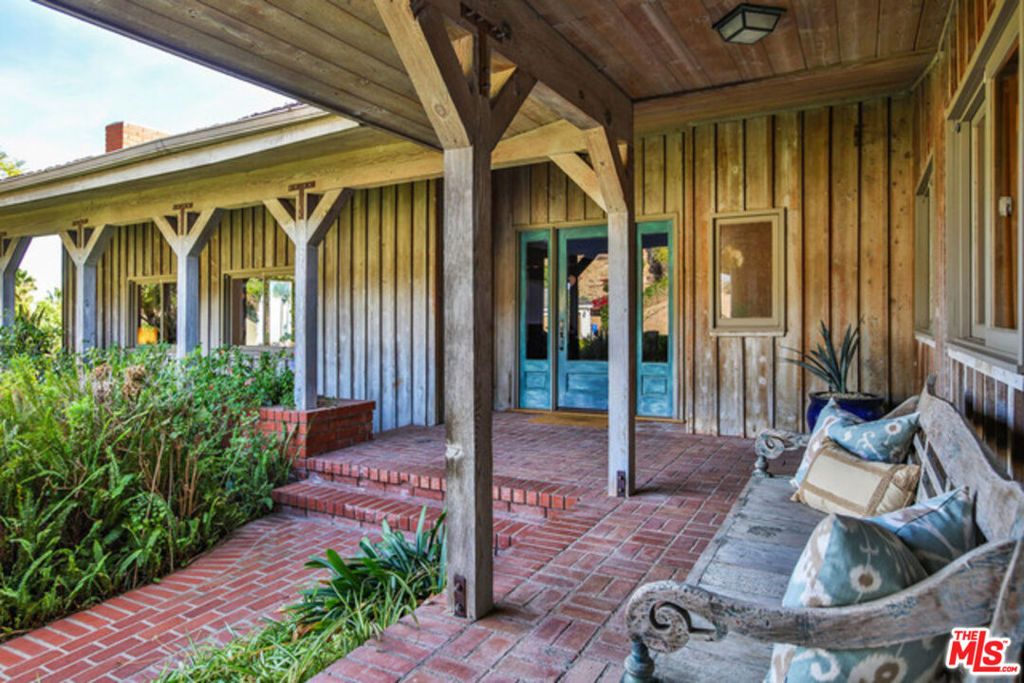 Image 5 of property listing at 3825 Malibu Country Drive, Malibu, CA 90265