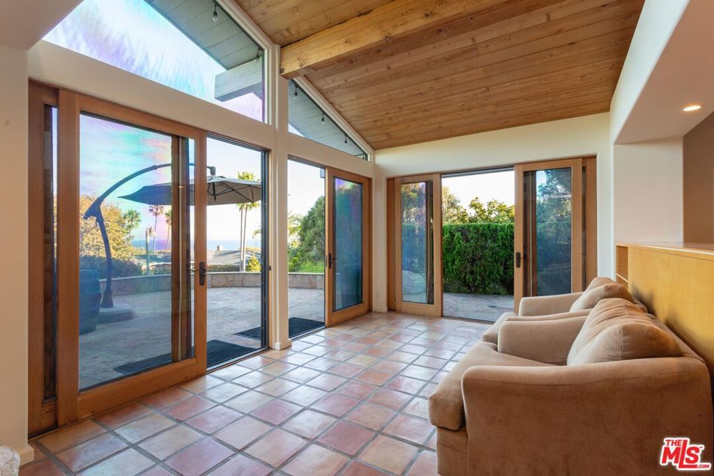 Image 9 of property listing at 3825 Malibu Country Drive, Malibu, CA 90265