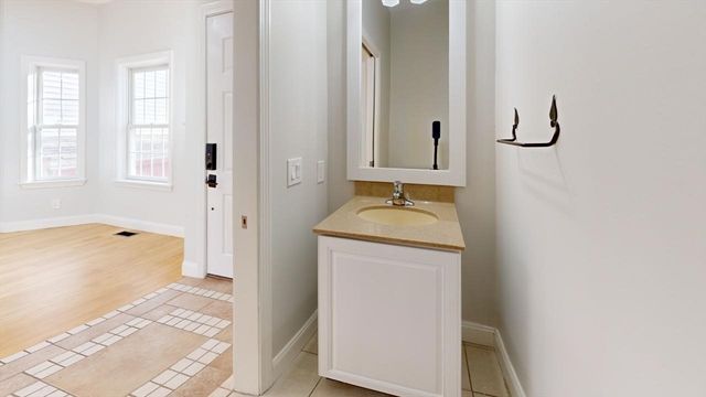 40 Everett St 40, Boston, MA 02128